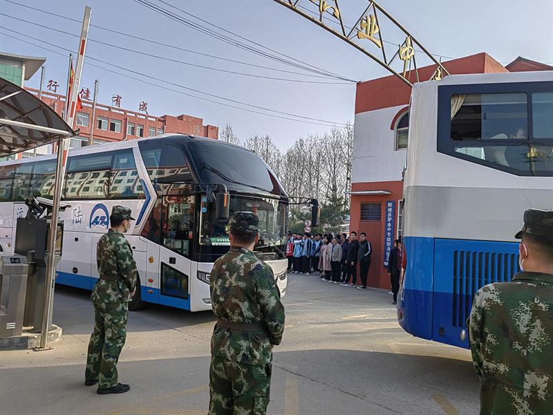 江南网页版（中国）有限公司考生乘车奔赴考场